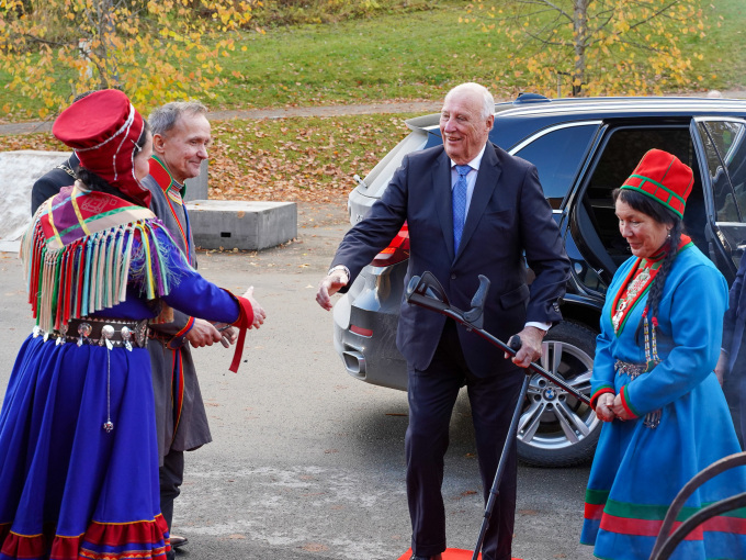 Kong Harald ankommer Snåsahallen og hilser her på sametingspresident Silje Karine Muotka. Foto: Liv Anette Luane, Det kongelige hoff